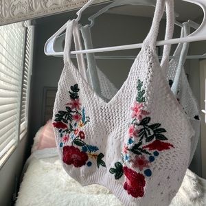 Crop top w floral detail